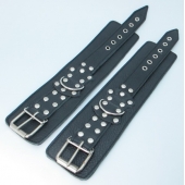 Чёрные кожаные оковы с клепками - БДСМ Арсенал - купить с доставкой в Королеве