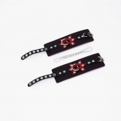 Черные кожаные наручники с красным декором и строчкой - Crazy Handmade - купить с доставкой в Королеве