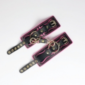 Черные кожаные наручники с розовой строчкой - Crazy Handmade - купить с доставкой в Королеве
