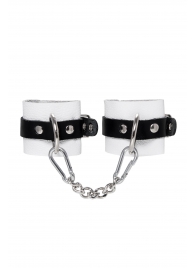 Бело-черные кожаные наручники с одним ремешком с люверсами - Pecado - купить с доставкой в Королеве