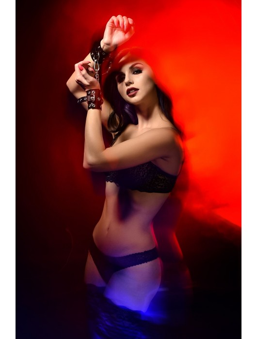 Черные кожаные однослойные наручники с люверсами - Pecado - купить с доставкой в Королеве