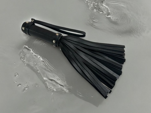 Черная генитальная мини-плеть Queen Arsenal - 26 см. - БДСМ Арсенал - купить с доставкой в Королеве